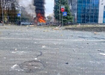 Ворог атакував безпілотником офісну будівлю в Києві: на парковці виявили трьох загиблих, ще 7 людей постраждали