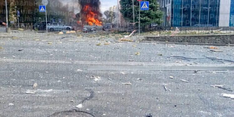 Ворог атакував безпілотником офісну будівлю в Києві: на парковці виявили трьох загиблих, ще 7 людей постраждали