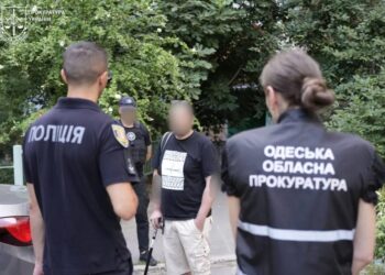Просив інтимні фото, а потім погрожував убивством – в Одесі чоловіка підозрюють в сексуальній експлуатації маленьких дівчат