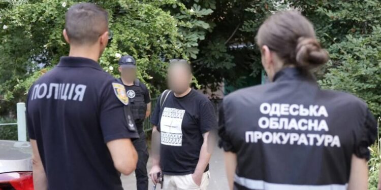 Просив інтимні фото, а потім погрожував убивством – в Одесі чоловіка підозрюють в сексуальній експлуатації маленьких дівчат