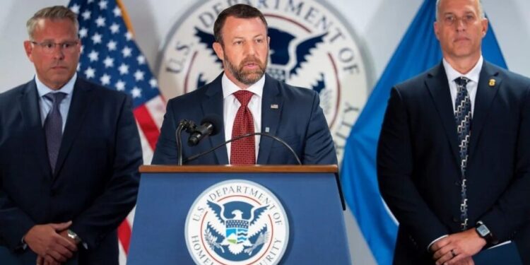 Літак із міністром внутрішньої безпеки США сів на одному двигуні – The Wall Street Journal