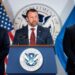 Літак із міністром внутрішньої безпеки США сів на одному двигуні – The Wall Street Journal
