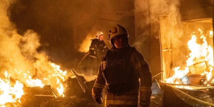 У Хмельницькому під час повторної детонації на місці російської атаки постраждали 4 рятувальники