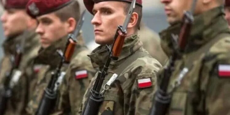 Польща збільшила військові витрати більш ніж удвічі, але оборонний бум створює ризики для економіки