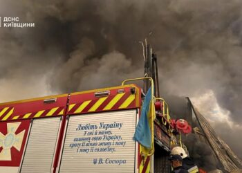 На Київщині ліквідували пожежу на складському об’єкті, яка тривала майже добу після атак рф