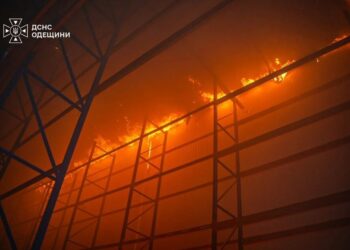 Одещина зазнала атаки рф: горіли склади мережі супермаркетів, Румунія піднімала винищувачі