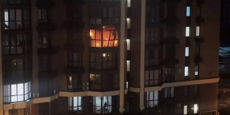 Вибух інвертора у багатоповерхівці на Київщині: чоловіка госпіталізували