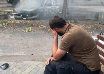 росіяни безпілотником влучили в авто іноземних журналістів на Донеччині