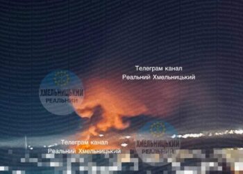 Ворог продовжує атакувати Україну: у передмісті Хмельницького масштабна пожежа, у Києві працює ППО