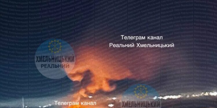 Ворог продовжує атакувати Україну: у передмісті Хмельницького масштабна пожежа, у Києві працює ППО