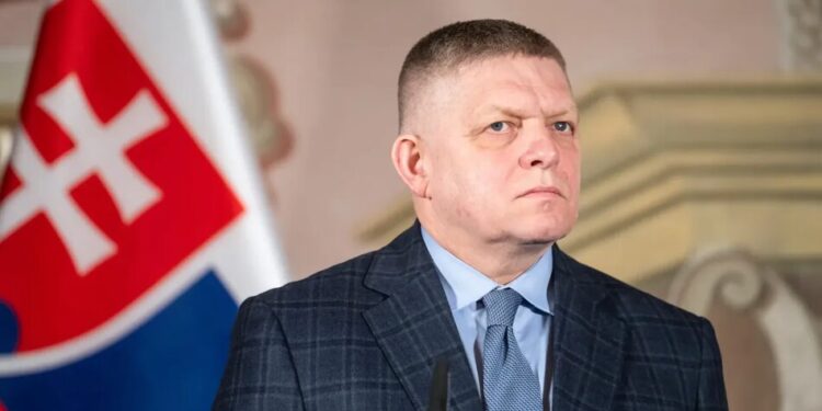 Фіцо пригрозив достроковими виборами у Словаччині через загрозу втрати більшості в парламенті