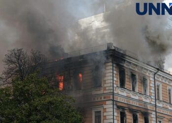 "Обов'язково буде на це відповідь росії": Зеленський показав відео пожежі у НАН у Києві після удару рф, у будівлі шукають людей
