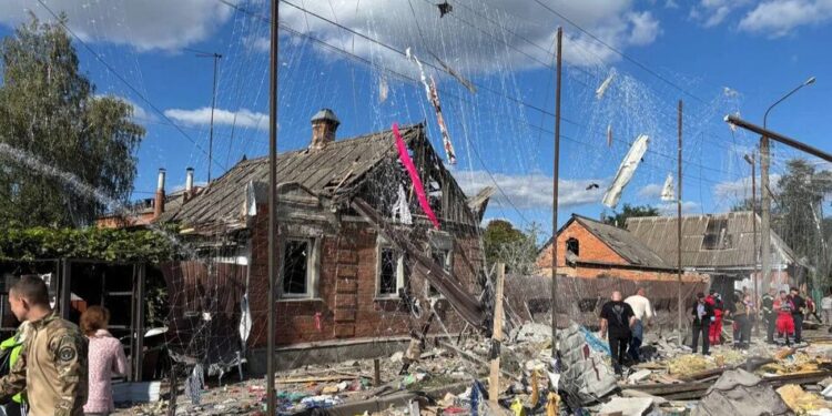 росіяни вдарили КАБами по Сумах: шестеро постраждалих