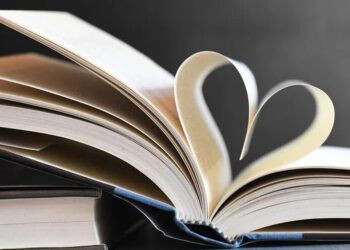 У Сінгапурі платитимуть людям за читання книг, щоб боротися з думскролінгом