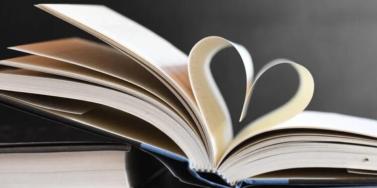 У Сінгапурі платитимуть людям за читання книг, щоб боротися з думскролінгом