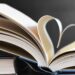 У Сінгапурі платитимуть людям за читання книг, щоб боротися з думскролінгом