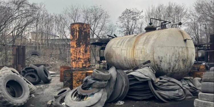 На Запоріжжі викрили ОЗГ, яка виготовляла пальне з автомобільних шин