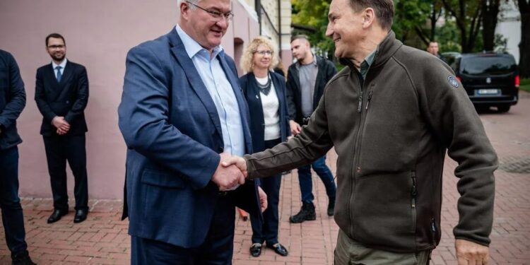 Сікорський закликав удвічі посилити підтримку України після атак рф біля кордону з Польщею