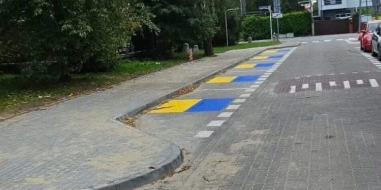Не прапор і не паркомісця для українців – у Польщі спалахнули суперечки через синьо-жовті прямокутники на асфальті