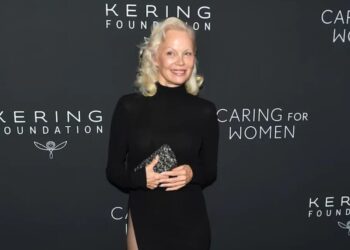 Памела Андерсон привернула увагу публіки, з'явившись у сукні з екстремально високим розрізом