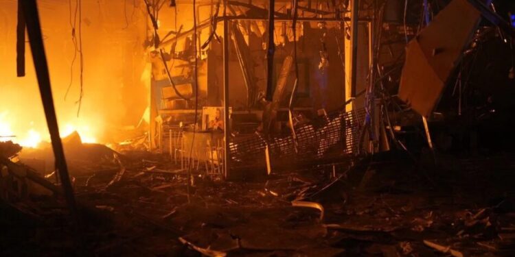 Нічна атака дронами на Запоріжжя: зайнявся торговельний центр