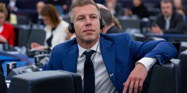 Парламент Угорщини зняв недоторканність із Мадяра у справі про викрадений телефон