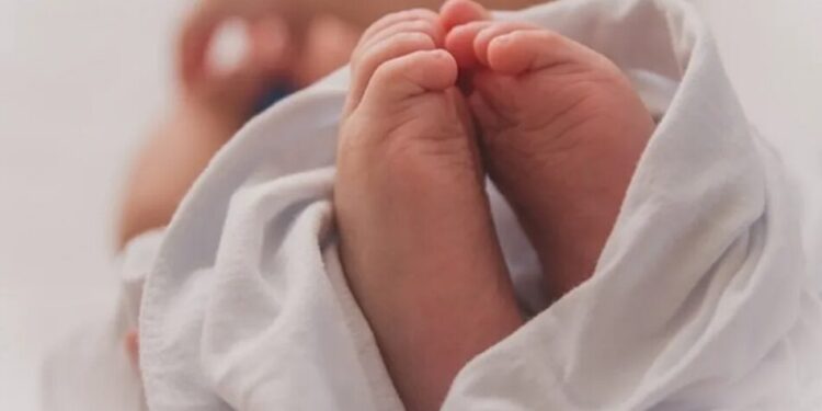 Під Києвом новонароджена дівчинка випала з шостого поверху, врятувати її не вдалося