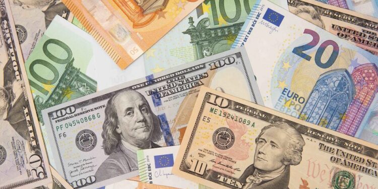 Курс валют на 4 вересня: долар та євро різко підскочили