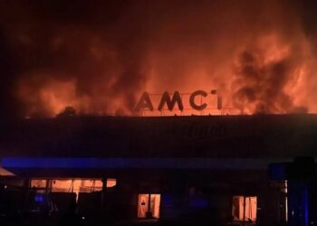 росіяни вдарили по торговельному центру в Запоріжжі – спалахнула масштабна пожежа