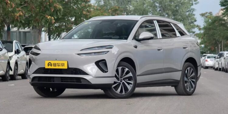 Українці в серпні придбали понад тисячу авто з Китаю з абсолютною перевагою електромобілів