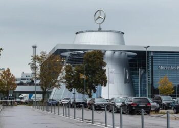Mercedes-Benz може закрити два заводи в Німеччині через високі витрати