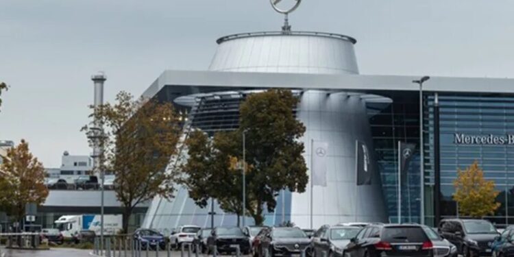 Mercedes-Benz може закрити два заводи в Німеччині через високі витрати