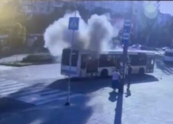 Ворожий FPV-дрон у Запоріжжі атакував пасажирський автобус біля зупинки, троє поранених