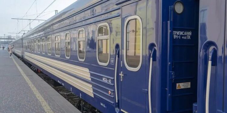 Удар прийняли локомотив і вагон прикриття: що відомо про нову атаку рф на "Укрзалізницю"