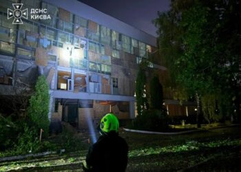 У Києві ворожий дрон влучив у будівлю вишу, є пошкодження