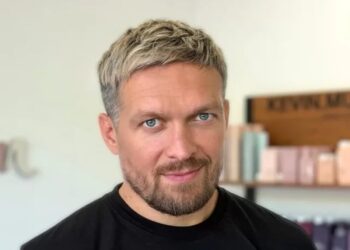 Усик кардинально змінив імідж перед річницею весілля
