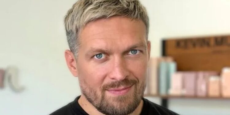Усик кардинально змінив імідж перед річницею весілля