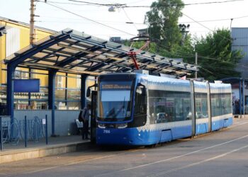 Екстрені відключення: у двох районах Києва зупинили наземний електротранспорт, у метро "темно"