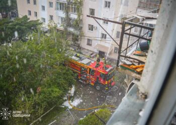 рф атакувала Одесу та область "бандеролями": є влучання у житловий сектор, серед поранених – дитина
