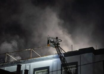 У Києві дрони влучили в офісну будівлю, уламки впали у двох районах