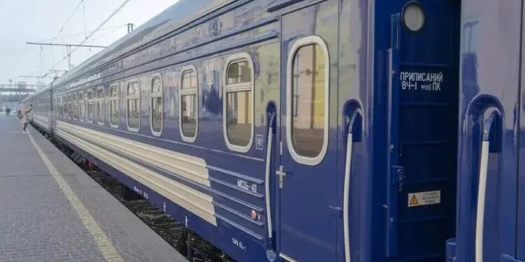 Укрзалізниця попередила про затримки поїздів через атаки на залізницю