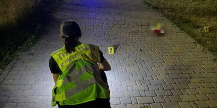 У Києві чоловік на вулиці підірвав боєприпас, є поранені
