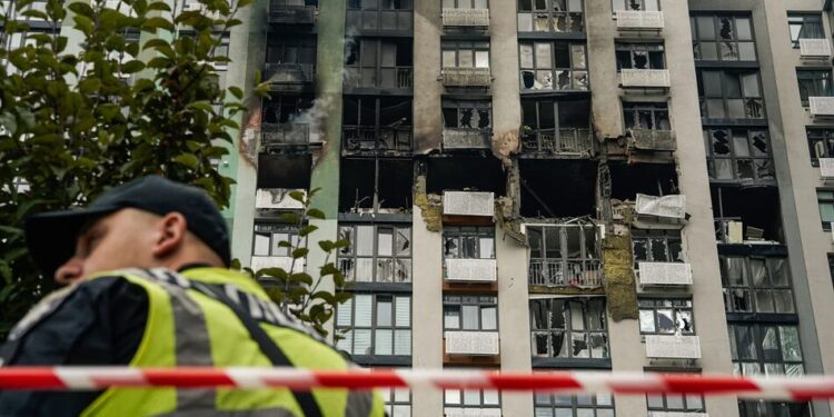 Як виглядає багатоповерхівка в Києві після удару БПЛА рф 1 вересня – фоторепортаж