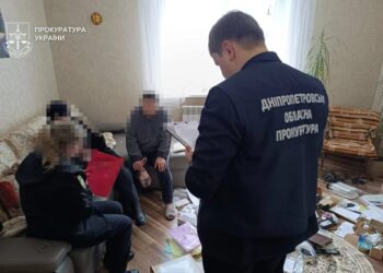 Били, морили голодом і саджали на ланцюг – у Дніпрі подружжя обвинувачують у катуванні шістьох дітей
