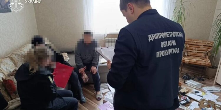 Били, морили голодом і саджали на ланцюг – у Дніпрі подружжя обвинувачують у катуванні шістьох дітей