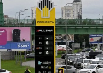 У росії на половині АЗС немає бензину після ударів по НПЗ – ЗМІ