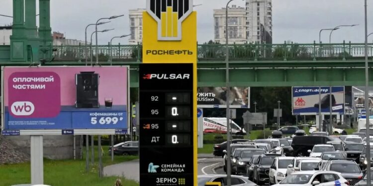 У росії на половині АЗС немає бензину після ударів по НПЗ – ЗМІ