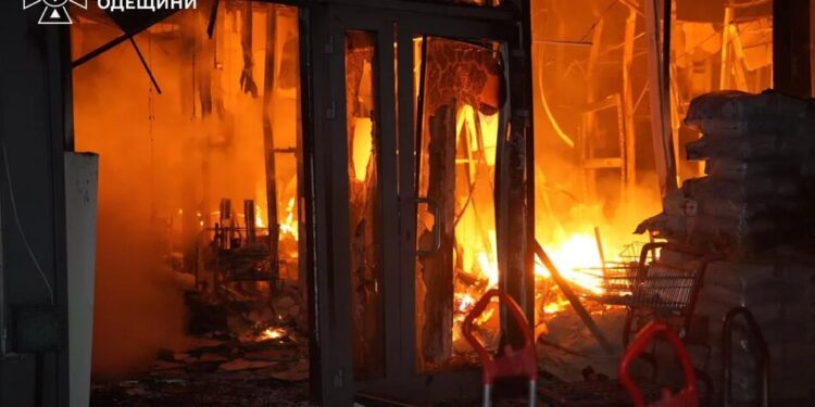 Удари рф забрали життя 8 людей і поранили понад 20, зачепило "Нову пошту" – наслідки по регіонах