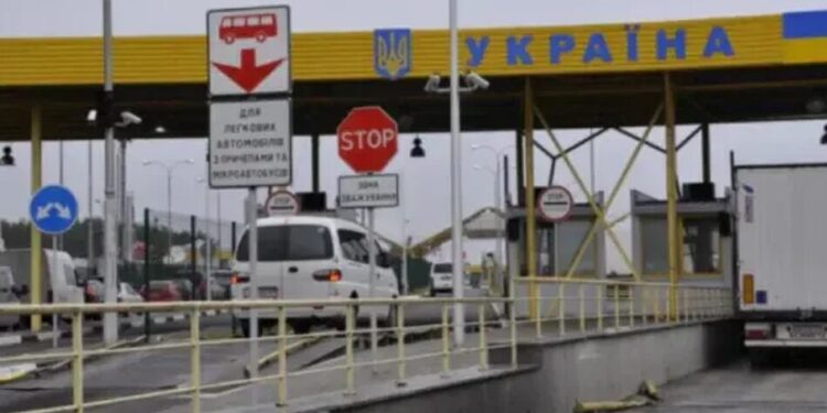 Усі пункти пропуску через кордон України працюють у штатному режимі – ДПСУ