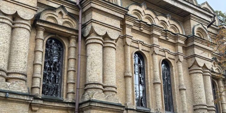 У Києві через російську атаку пошкоджено 120-річний Свято-Покровський храм